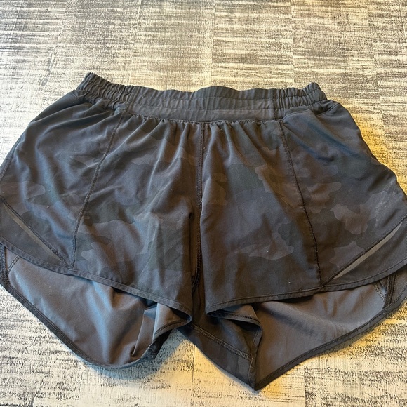 Lululemon hotty hot shorts - Picture 1 of 3